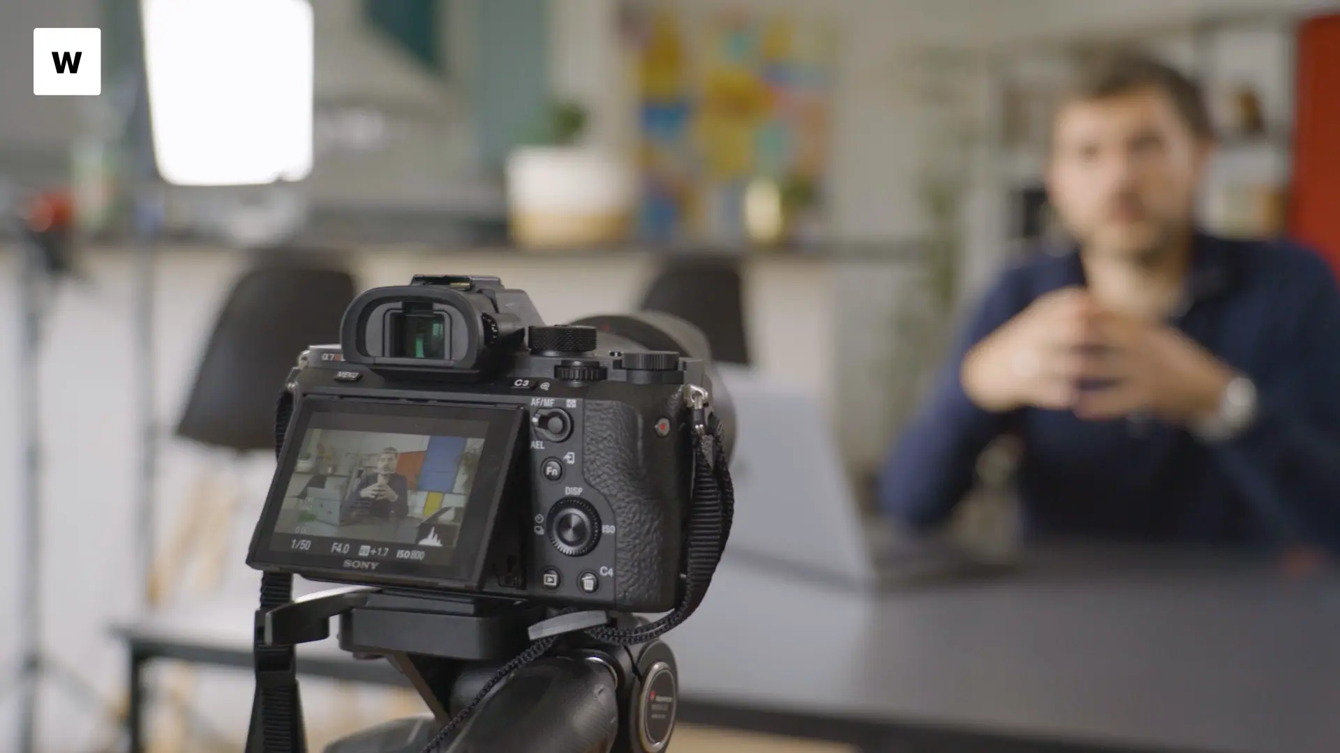 Une personne qui est filmée dans notre studio de production
