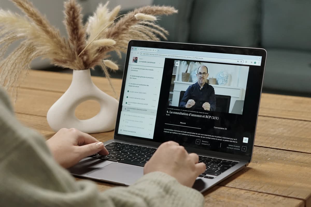 Une personne qui consulte le site de Walter Santé sur son ordinateur